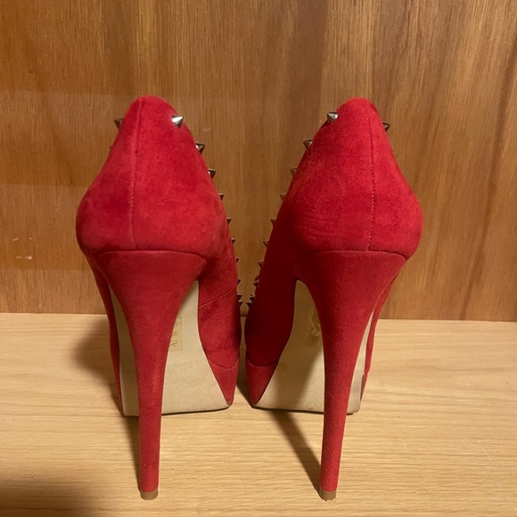 Red heels - Picture 2 of 3